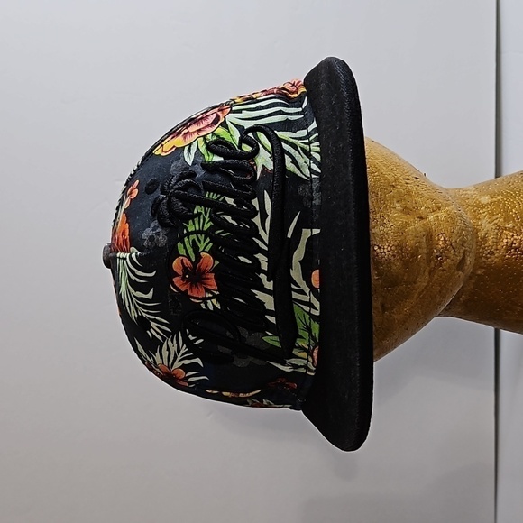 Neff Paradise  Cap Black bib with Tropical  Print Pre-owned - Picture 1 of 5